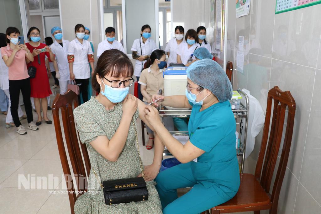 Tiêm vắc xin phòng Covid-19 đảm bảo an toàn, đúng tiến độ