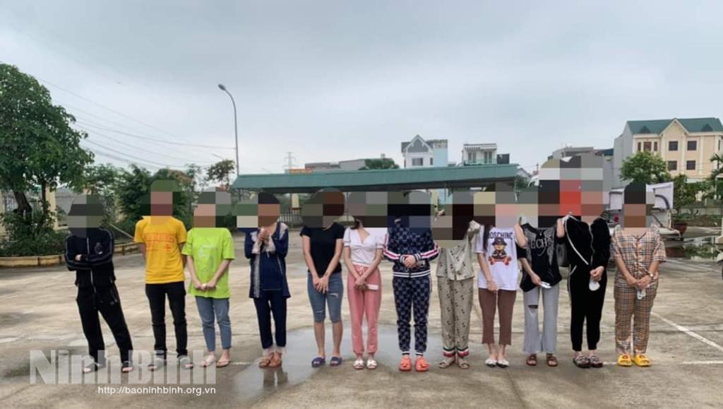 Phát hiện 11 nhân viên phục vụ quán karaoke sống tập trung và dương tính với ma túy