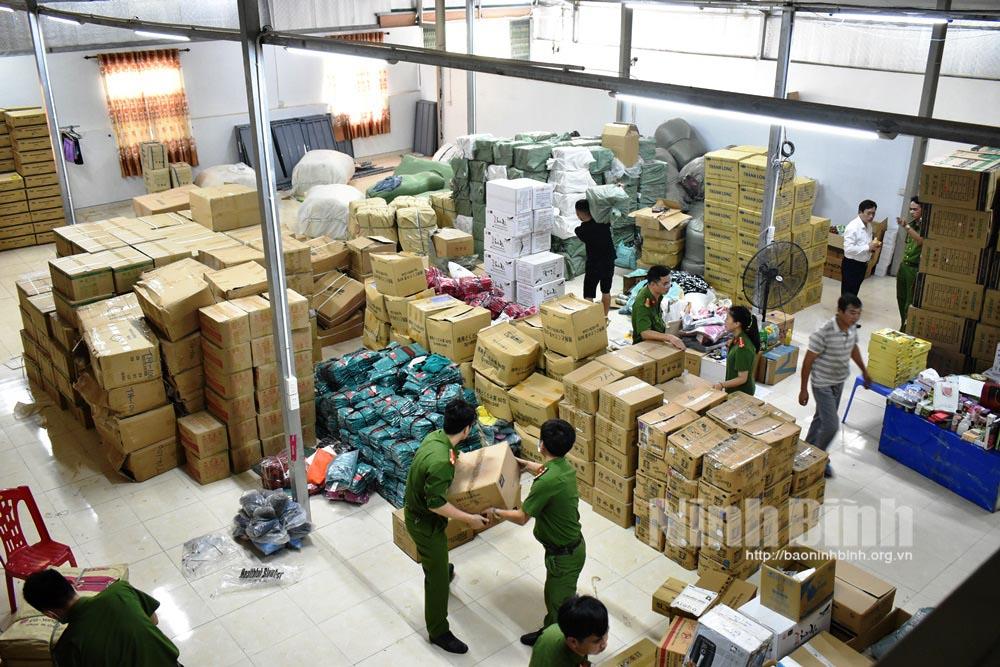 Liên tiếp phát hiện 2 kho hàng hóa lớn không rõ nguồn gốc xuất xứ