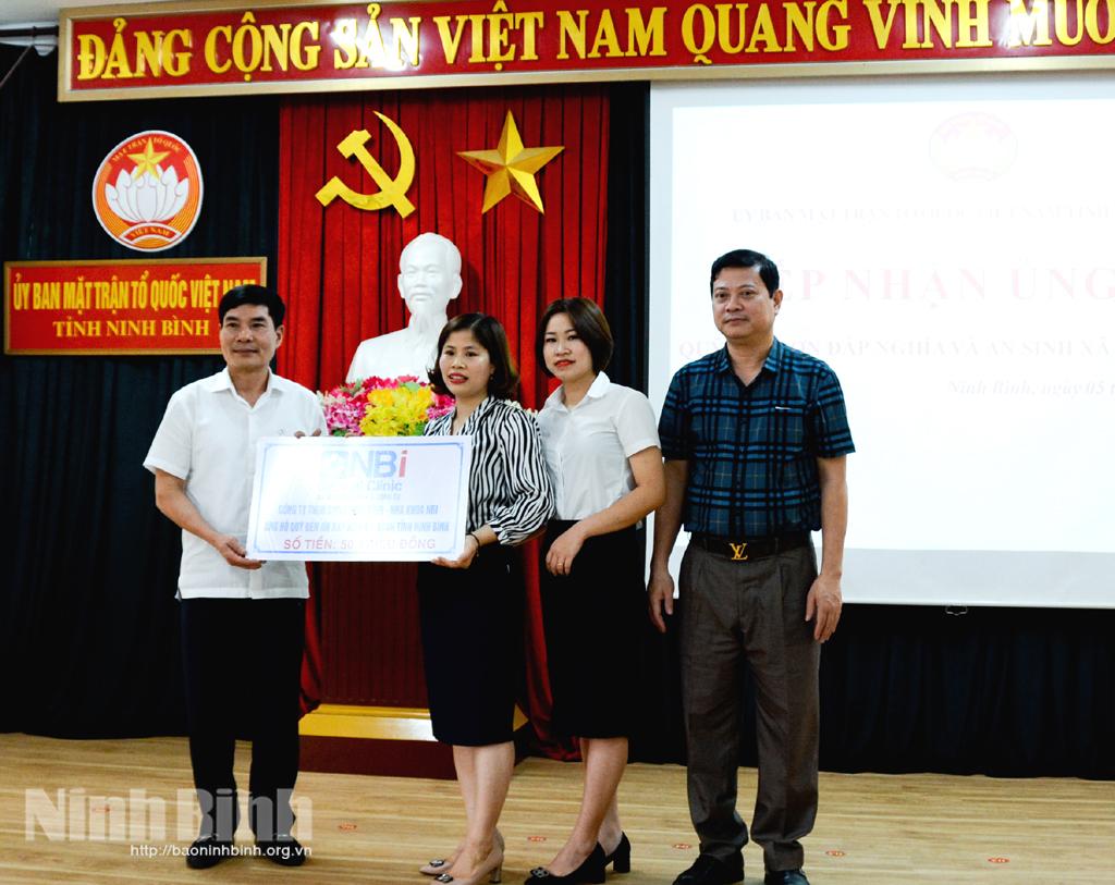 Tiếp nhận ủng hộ Quỹ "Đền ơn đáp nghĩa và An sinh xã hội" tỉnh