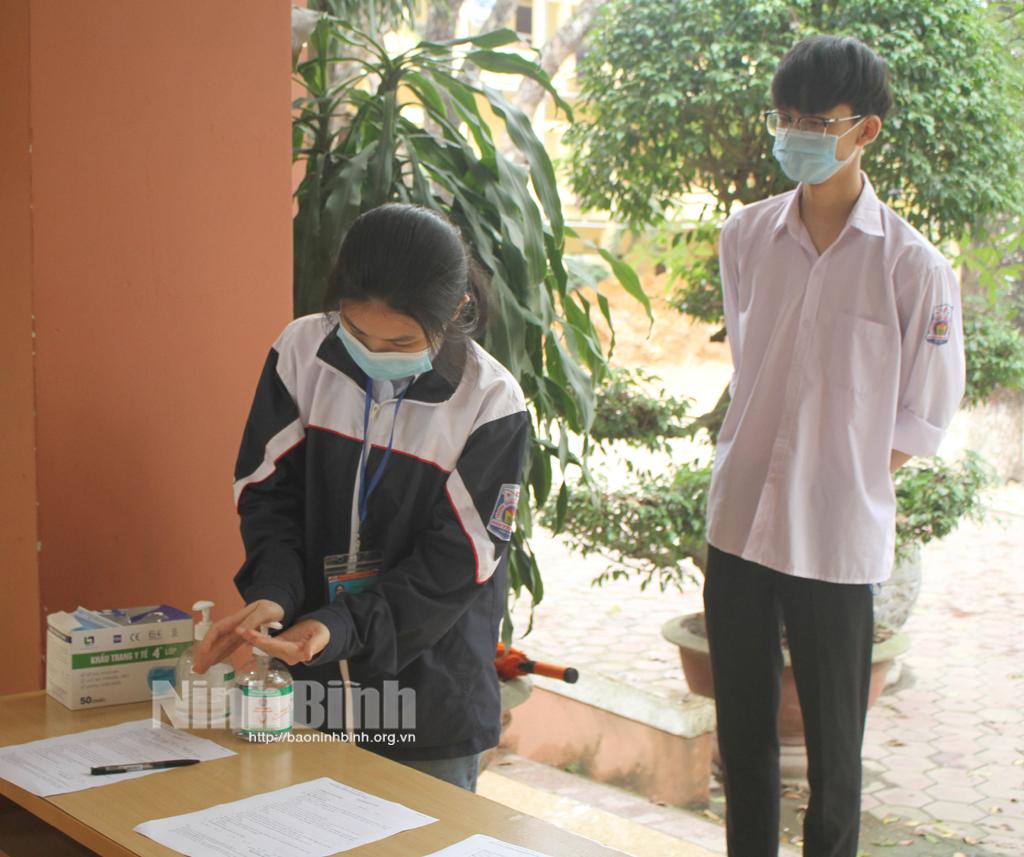 Đồng hành cùng học sinh phòng dịch và ôn thi hiệu quả