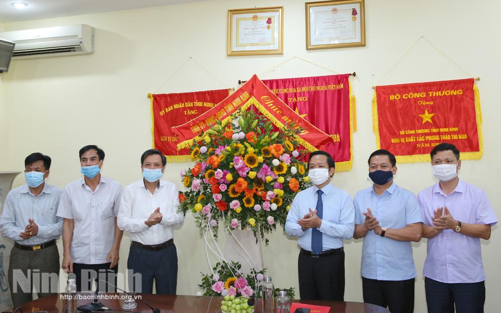 Đồng chí Chủ tịch UBND tỉnh chúc mừng ngành Công thương nhân kỷ niệm 70 năm Ngày thành lập