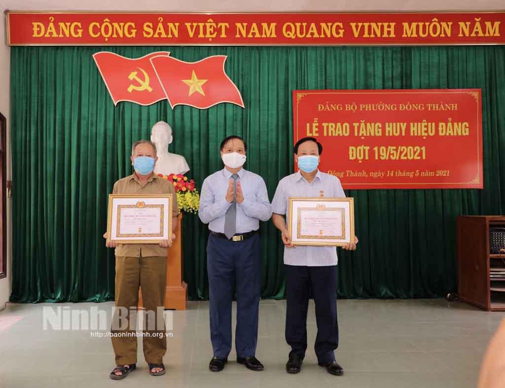 Đồng chí Phó Bí thư Thường trực Tỉnh ủy dự lễ trao tặng huy hiệu Đảng tại Đảng bộ phường Đông Thành