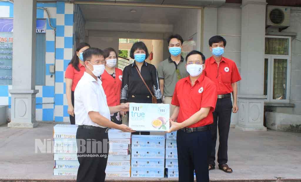 Tặng gần 100 thùng sữa cho y, bác sĩ tham gia phòng chống dịch Covid-19