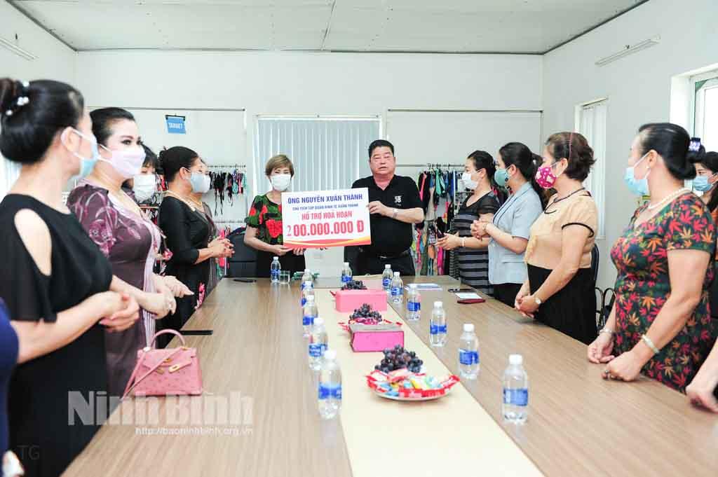 Chủ tịch Hiệp hội Doanh nghiệp tỉnh thăm hỏi, động viên doanh nghiệp gặp hỏa hoạn