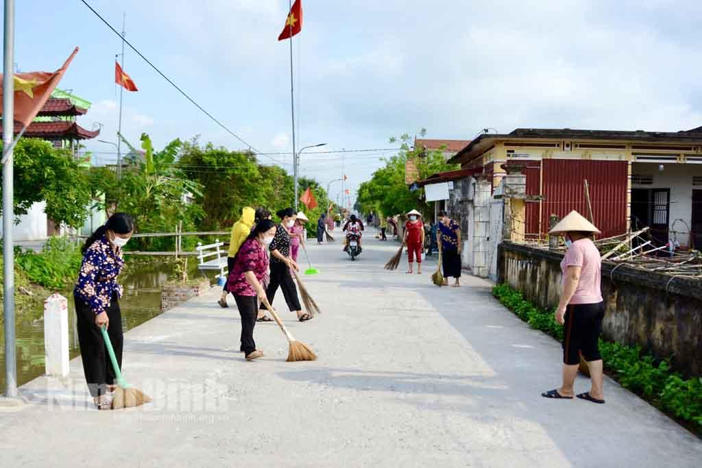 Hội LHPN huyện Kim Sơn phát động ra quân vệ sinh môi trường