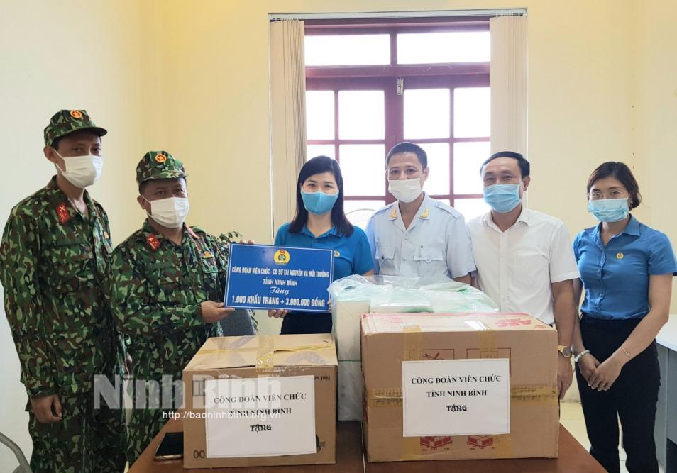 Công đoàn viên chức tỉnh tặng quà động viên khu cách ly tập trung thành phố Ninh Bình
