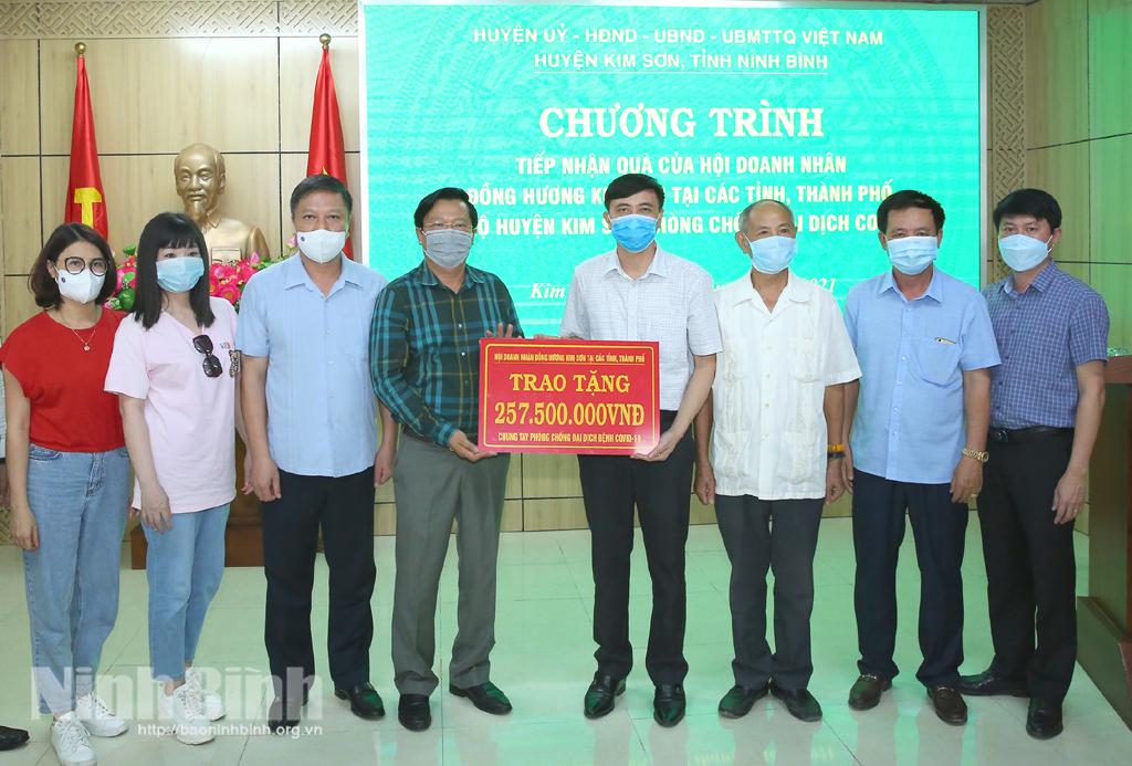 Hội Doanh nhân đồng hương Kim Sơn tại các tỉnh, thành phố tặng quà ủng hộ phòng, chống dịch COVID - 19