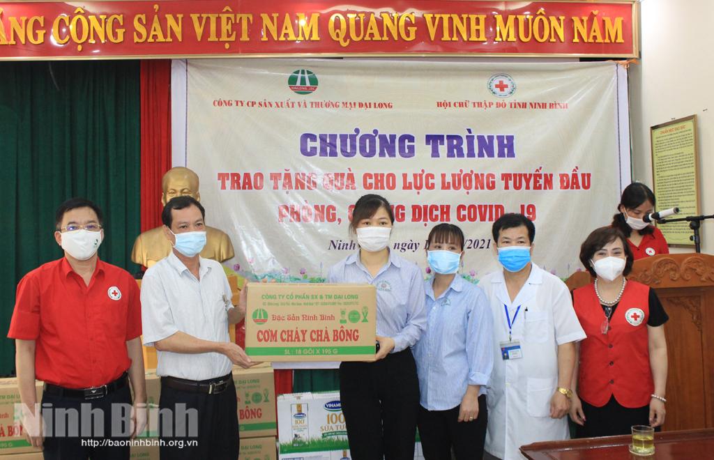 Tặng quà cho lực lượng tuyến đầu tham gia phòng chống dịch COVID-19