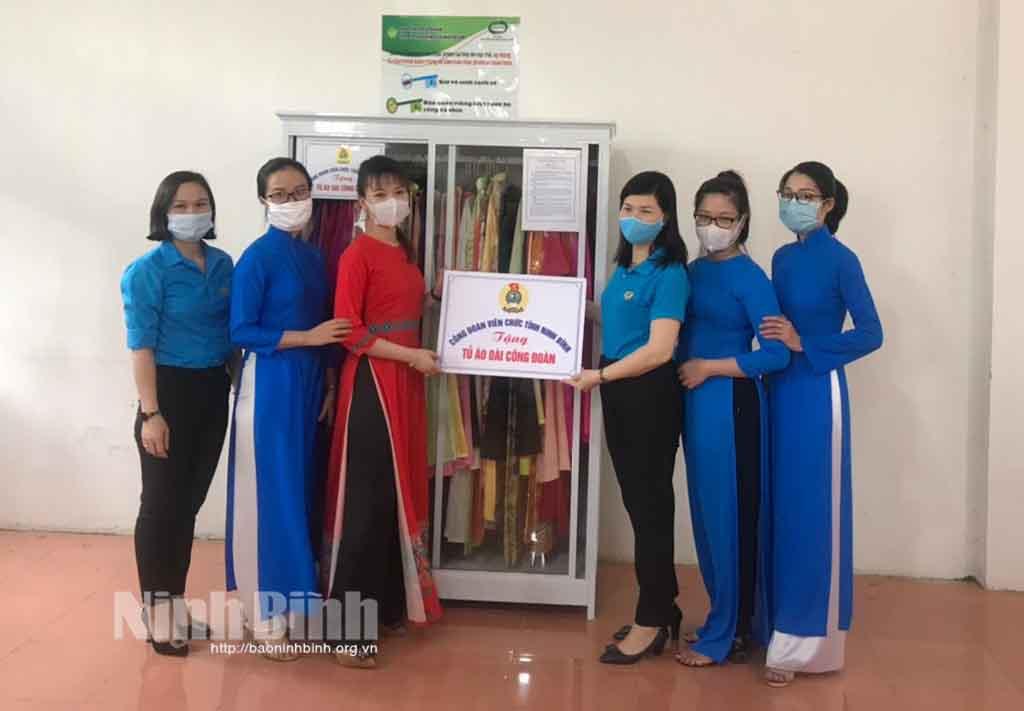 Công đoàn Viên chức tỉnh tặng "Tủ áo dài Công đoàn" cho nữ công nhân lao động