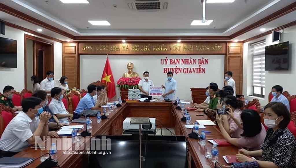 Doanh nghiệp huyện Gia Viễn hỗ trợ vật tư phòng dịch phục vụ bầu cử
