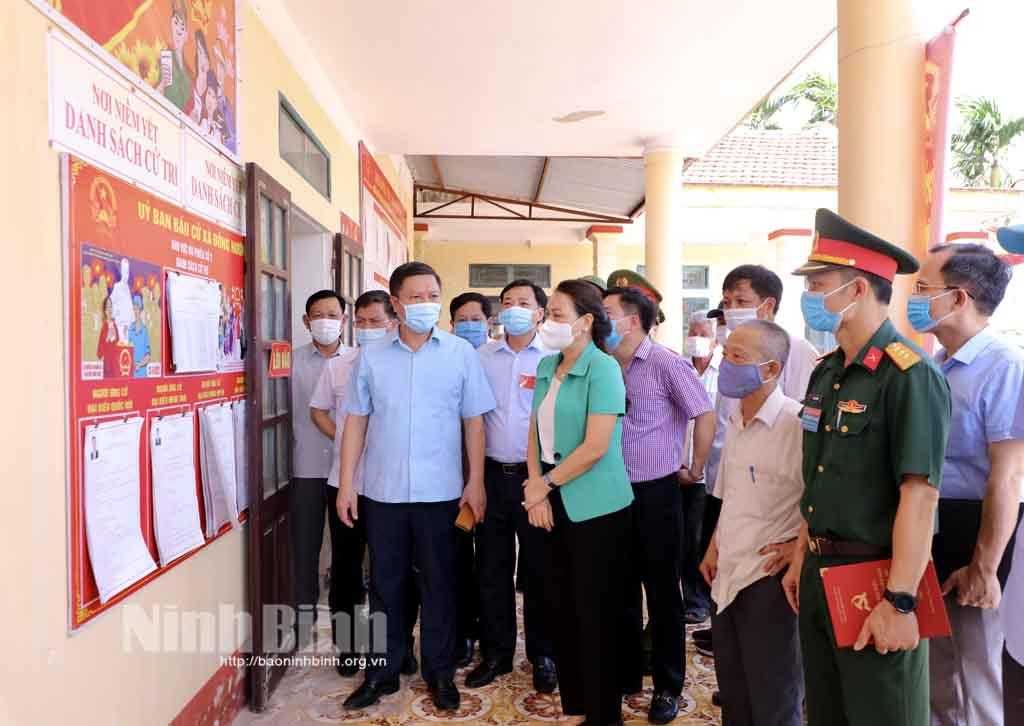 Đồng chí Bí thư Tỉnh ủy kiểm tra công tác chuẩn bị bầu cử tại huyện Kim Sơn và Yên Khánh