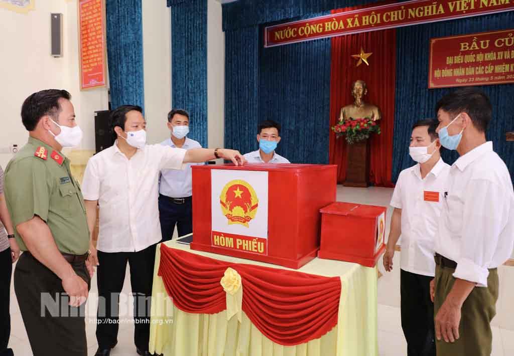 Đồng chí Chủ tịch UBND tỉnh kiểm tra công tác chuẩn bị bầu cử tại thành phố Ninh Bình và huyện Gia Viễn