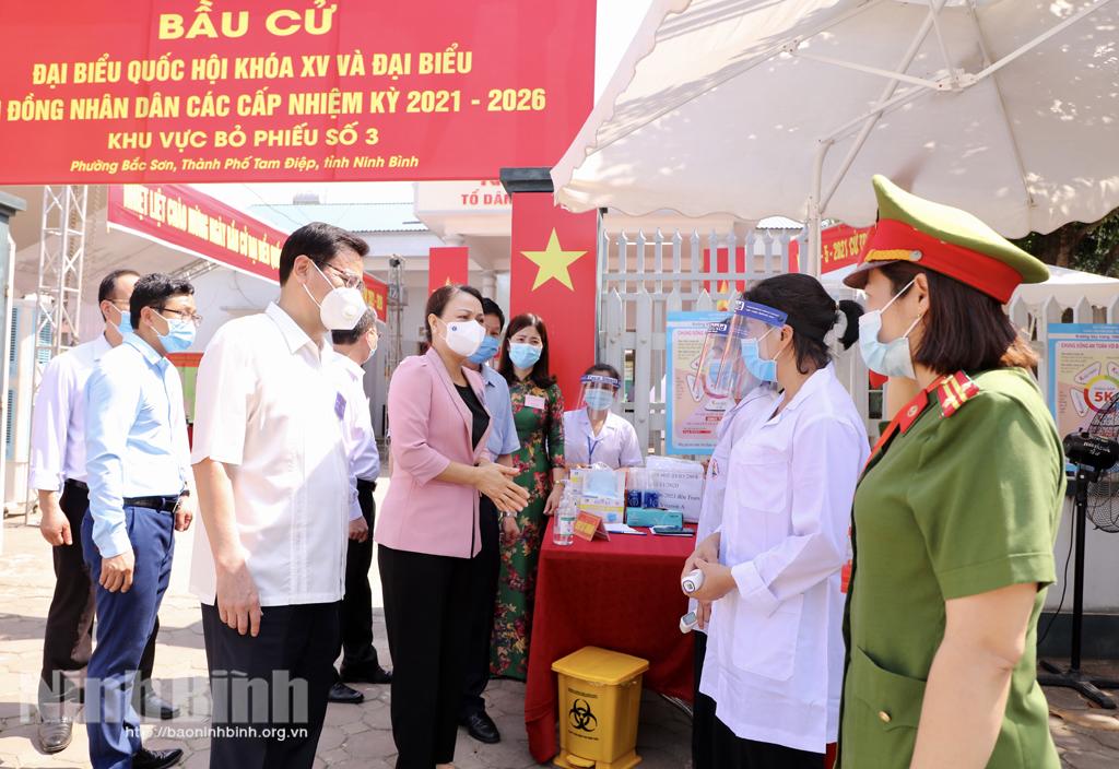 Các đồng chí lãnh đạo tỉnh kiểm tra công tác bầu cử tại các khu vực bỏ phiếu