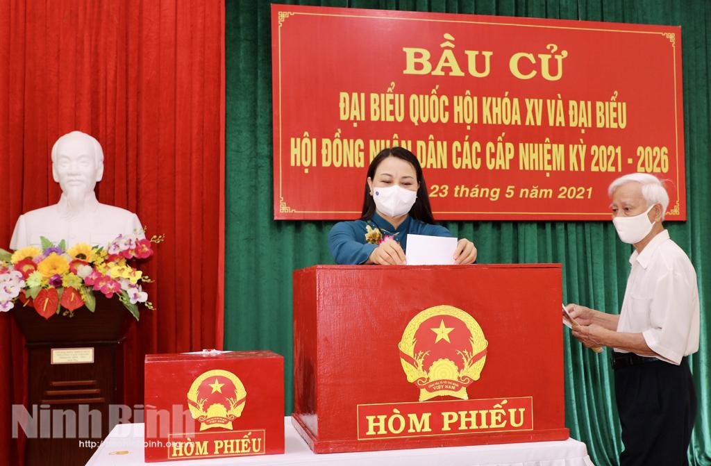 Các đồng chí Thường trực Tỉnh ủy bỏ phiếu bầu cử