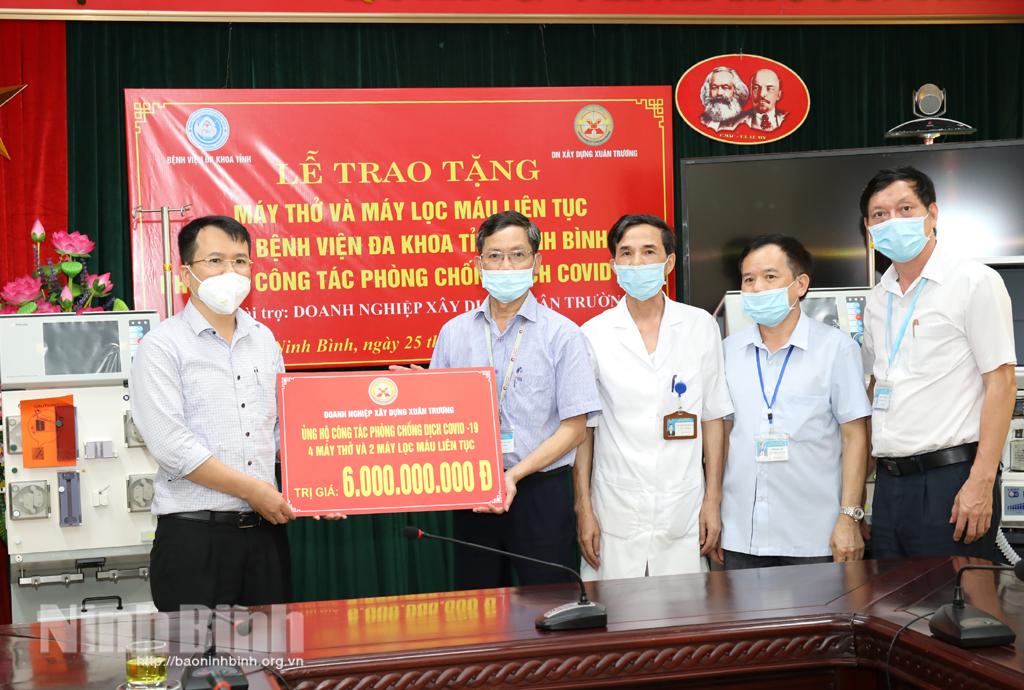 Doanh nghiệp Xây dựng Xuân Trường trao tặng thiết bị y tế phục vụ công tác phòng, chống dịch COVID-19 cho Bệnh viện Đa khoa tỉnh