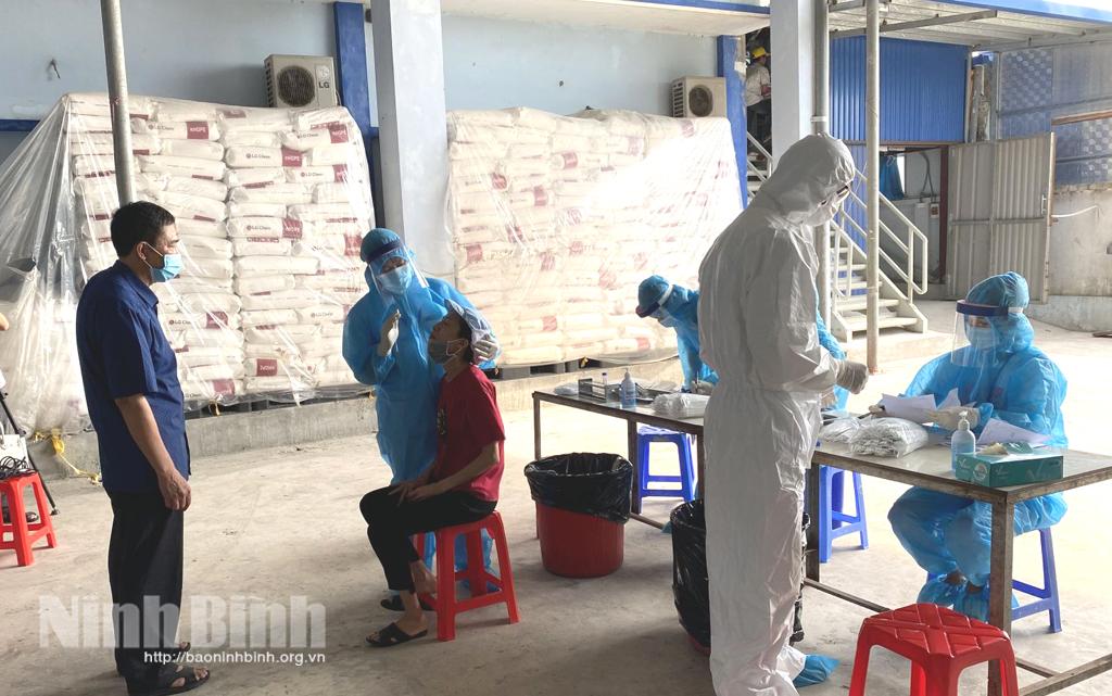 Lấy mẫu xét nghiệm sàng lọc COVID-19 ngẫu nhiên cho công nhân trong doanh nghiệp