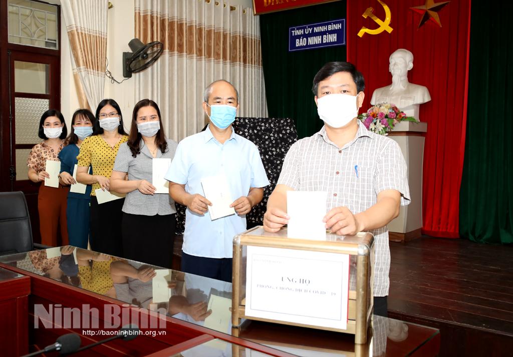 Báo Ninh Bình quyên góp ủng hộ tỉnh Bắc Giang phòng chống dịch COVID-19