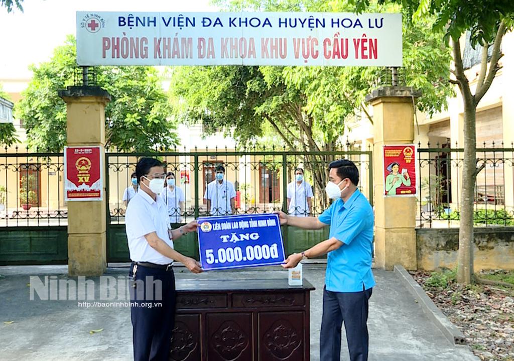 Tặng quà cho y, bác sĩ tuyến đầu chống dịch và người lao động bị ảnh hưởng bởi dịch COVID-19