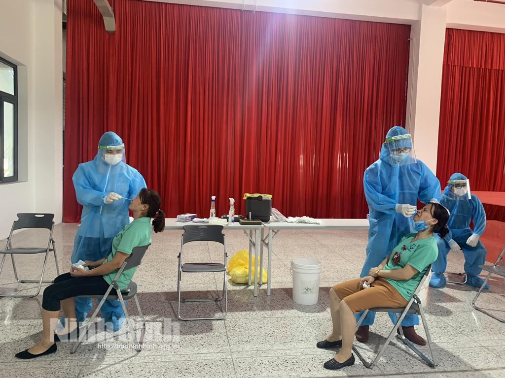 Tập trung lấy mẫu xét nghiệm sàng lọc COVID-19 trong doanh nghiệp
