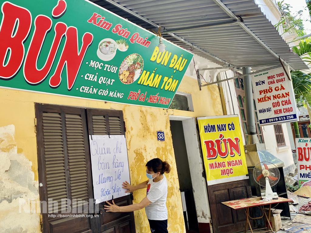 Các quán ăn, hàng quán vỉa hè, đường phố thực hiện nghiêm việc tạm dừng các hoạt động dịch vụ ăn uống tại chỗ