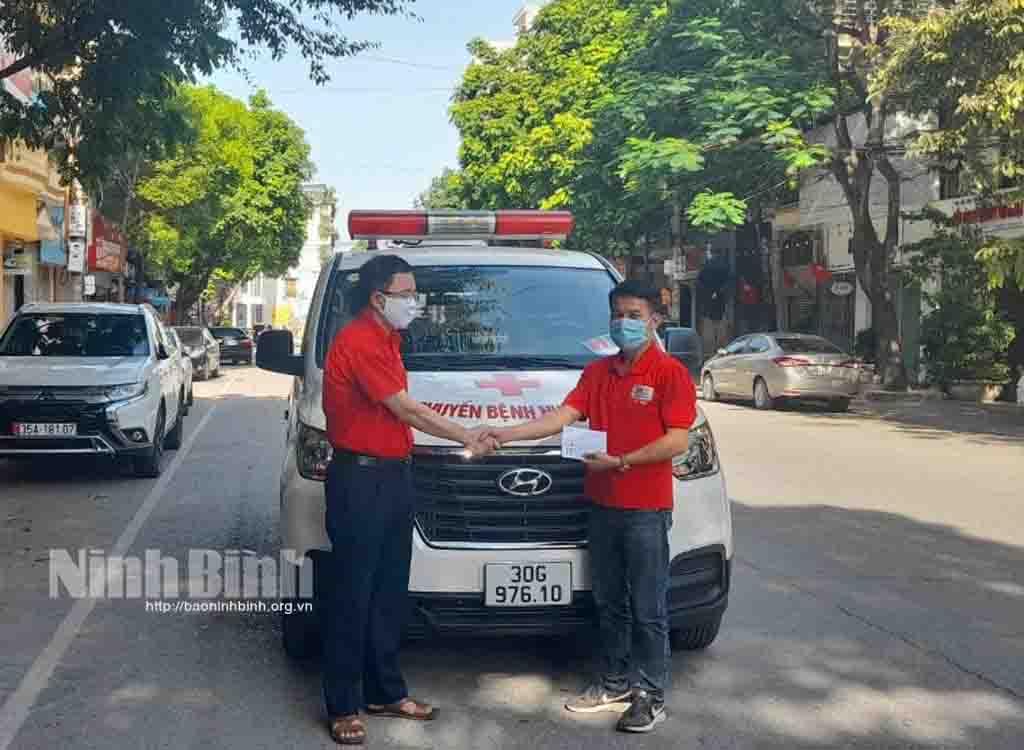 Tình nguyện xin vào vùng dịch Bắc Giang lái xe vận chuyển bệnh nhân mắc COVID-19