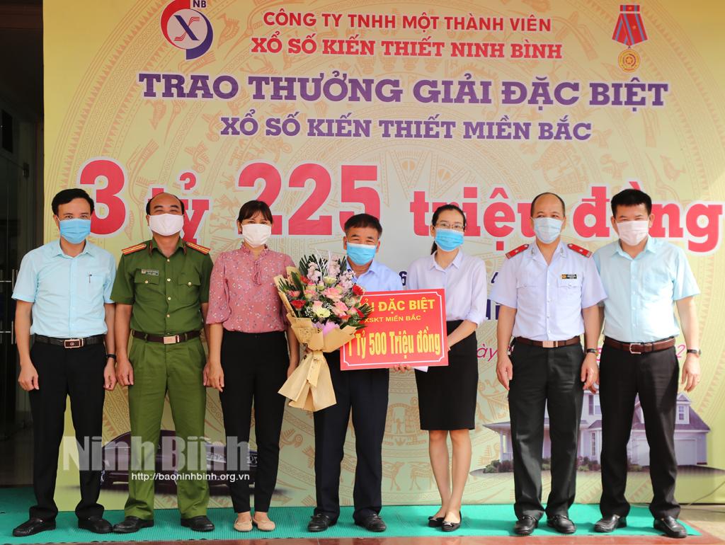 Công ty Xổ số kiến thiết Ninh Bình trao giải đặc biệt