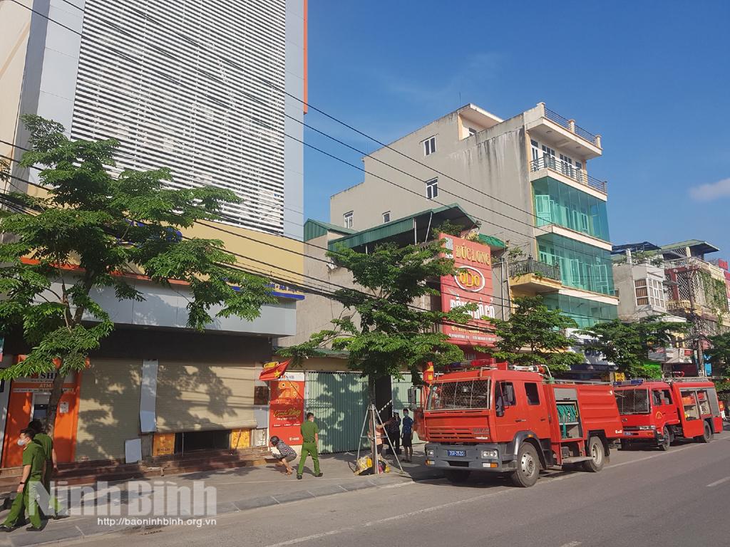 Cứu thành công 4 người bị mắc kẹt trong vụ cháy tại ngân hàng SHB chi nhánh Ninh Bình