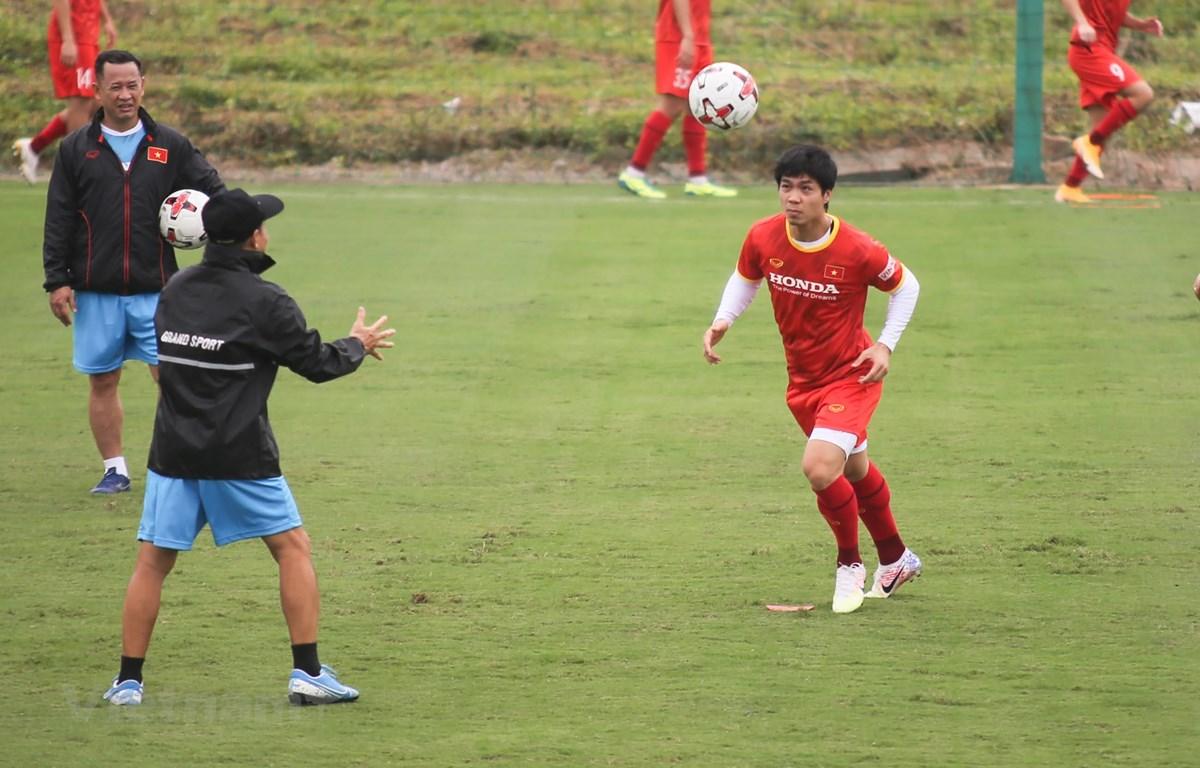 World Cup 2022: Tuyển Việt Nam tập giữa trưa nắng nhằm gia tăng thể lực