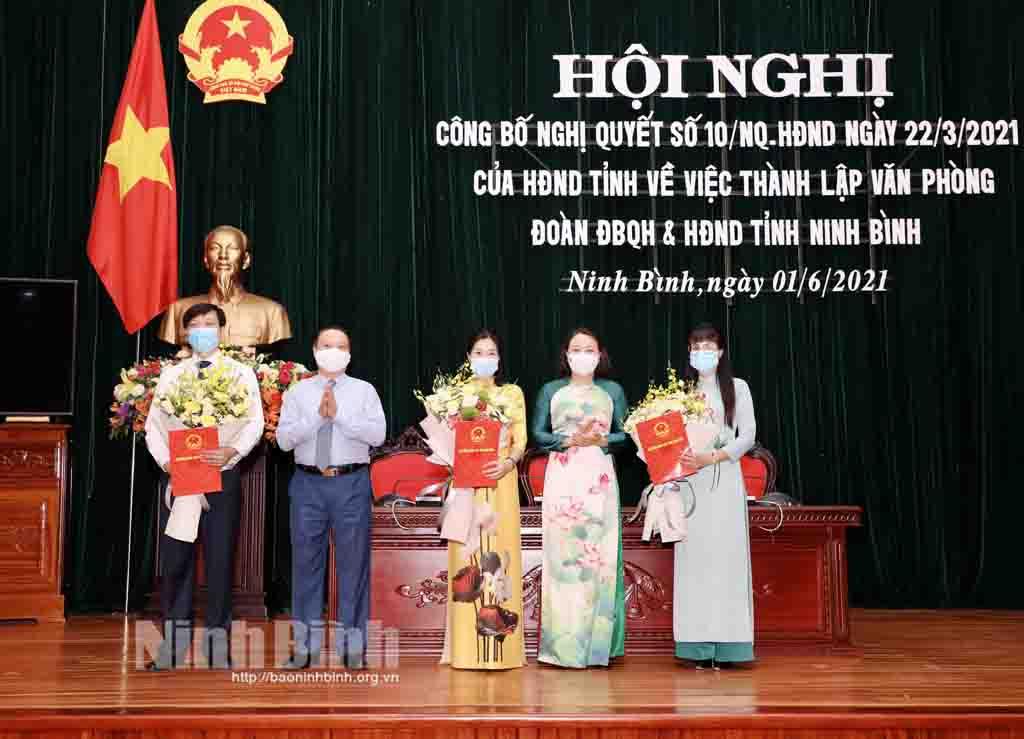 Công bố Nghị quyết của HĐND tỉnh về việc thành lập Văn phòng Đoàn ĐBQH và HĐND tỉnh Ninh Bình