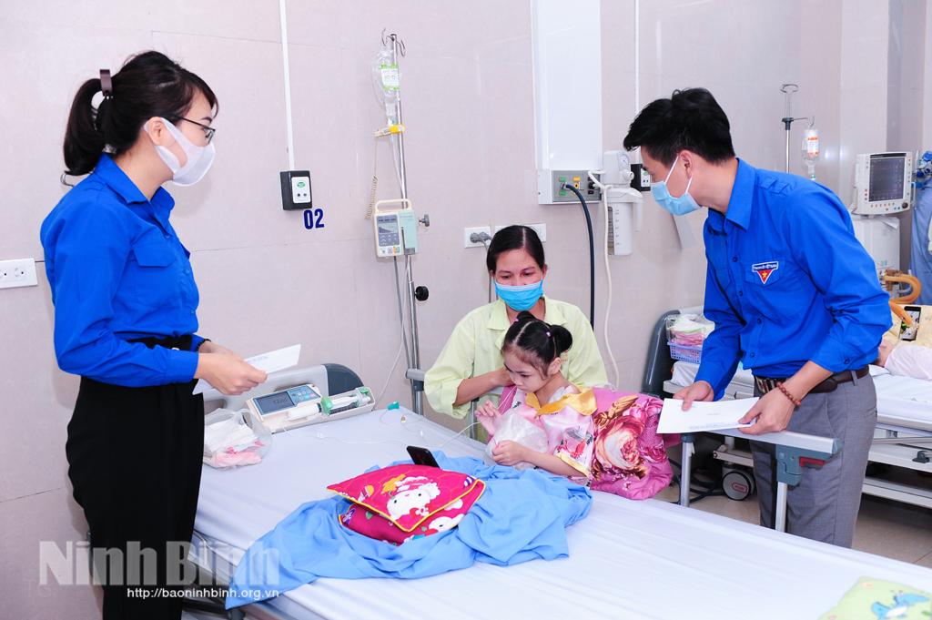Hỗ trợ trang thiết bị phòng chống dịch COVID-19 và tặng quà các bệnh nhi