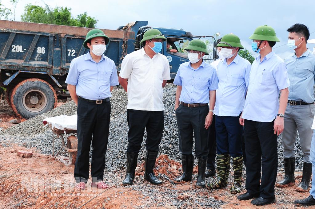 Các đồng chí lãnh đạo UBND tỉnh kiểm tra công tác phòng chống bão số 2