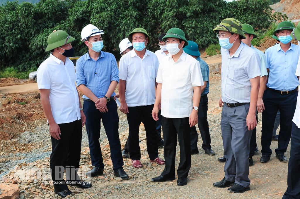 Các đồng chí lãnh đạo UBND tỉnh kiểm tra công tác GPMB Dự án cao tốc Bắc- Nam phía Đông, đoạn Mai Sơn - Quốc lộ 45