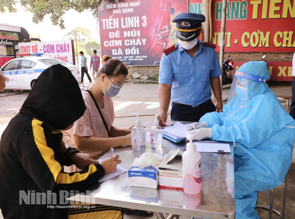 Tăng cường kiểm tra phòng dịch COVID-19 tại các tuyến giao thông