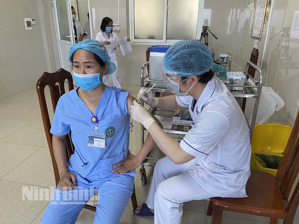 Tiêm chủng vắc xin phòng COVID-19 an toàn, góp phần đẩy lùi đại dịch