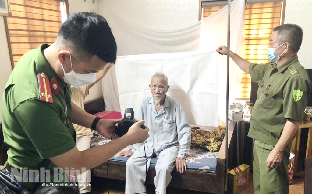 Công an huyện Kim Sơn đi đầu trong thực hiện cấp thẻ Căn cước công dân