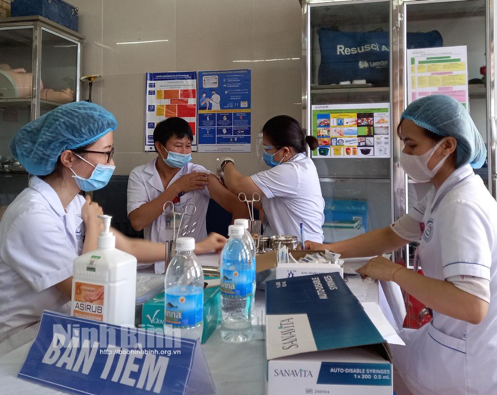 Đã có gần 2 nghìn trường hợp được tiêm phòng COVID-19 đợt 2