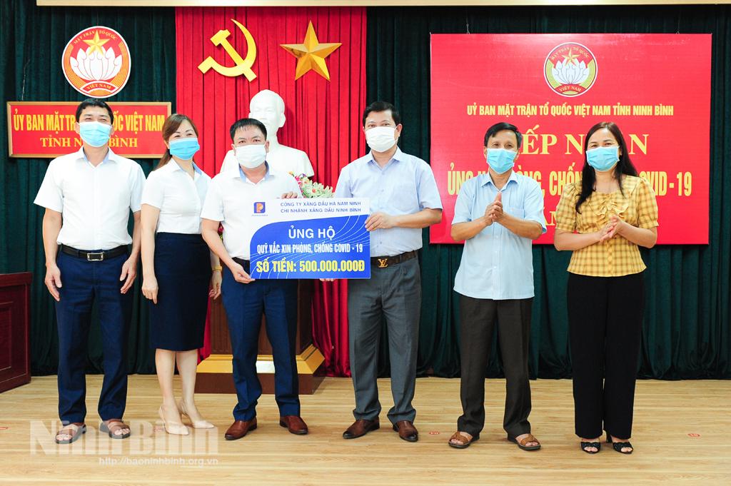 MTTQ tỉnh tiếp nhận ủng hộ phòng, chống dịch COVID-19