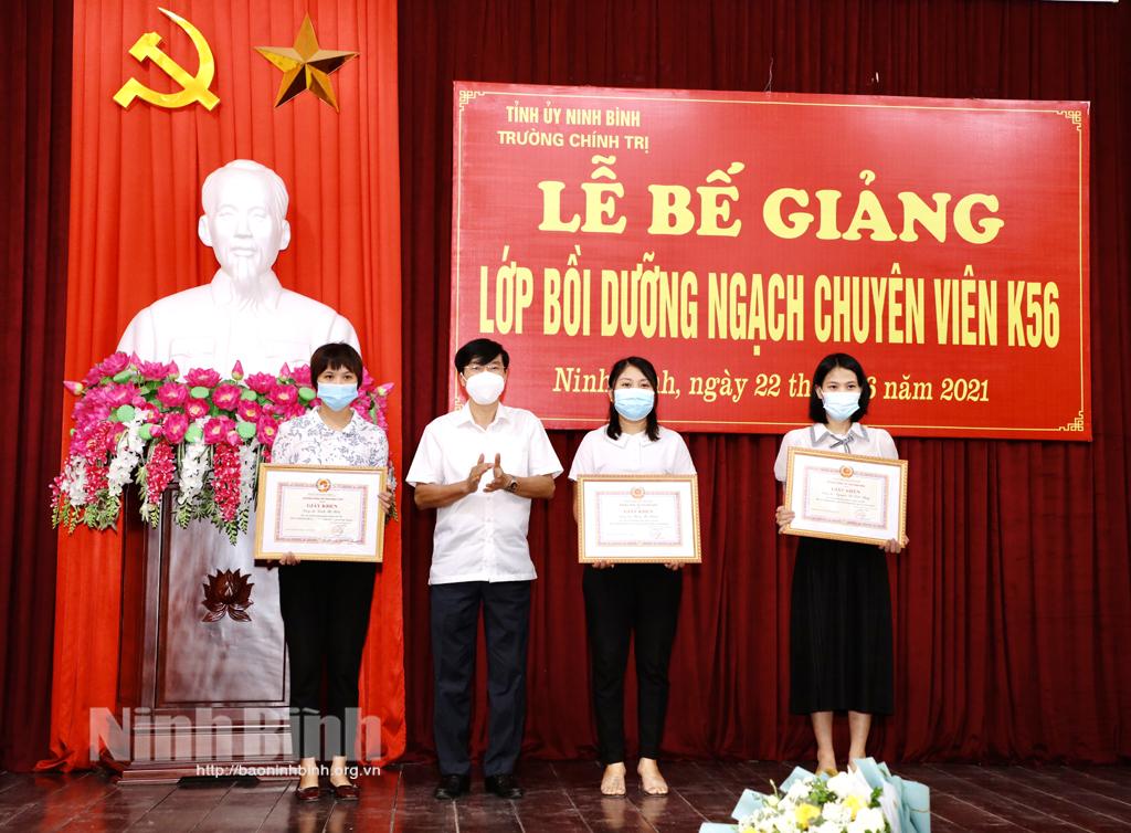 Bế giảng lớp bồi dưỡng ngạch chuyên viên K56