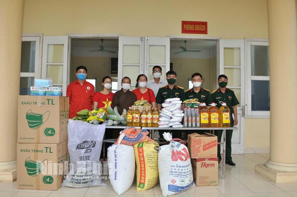 Hội Chữ thập đỏ huyện và các nhà chùa trao tặng quà cho khu cách ly tập trung của huyện Kim Sơn