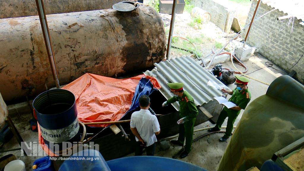 Phát hiện cơ sở thu gom, tái chế hơn 20.000 lít dầu thải