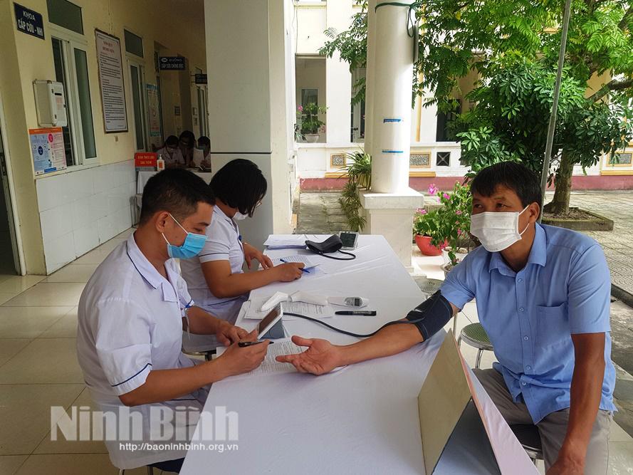 Đẩy mạnh việc quét mã QR để phục vụ phòng chống dịch bệnh COVID-19