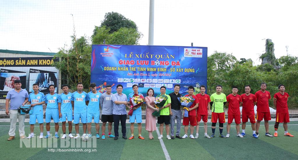 Giao lưu bóng đá giữa Câu lạc bộ Doanh nhân trẻ với Sở Xây dựng