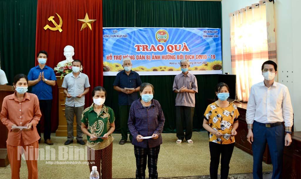 Tặng 60 suất quà cho hội viên nông dân bị ảnh hưởng bởi dịch COVID-19