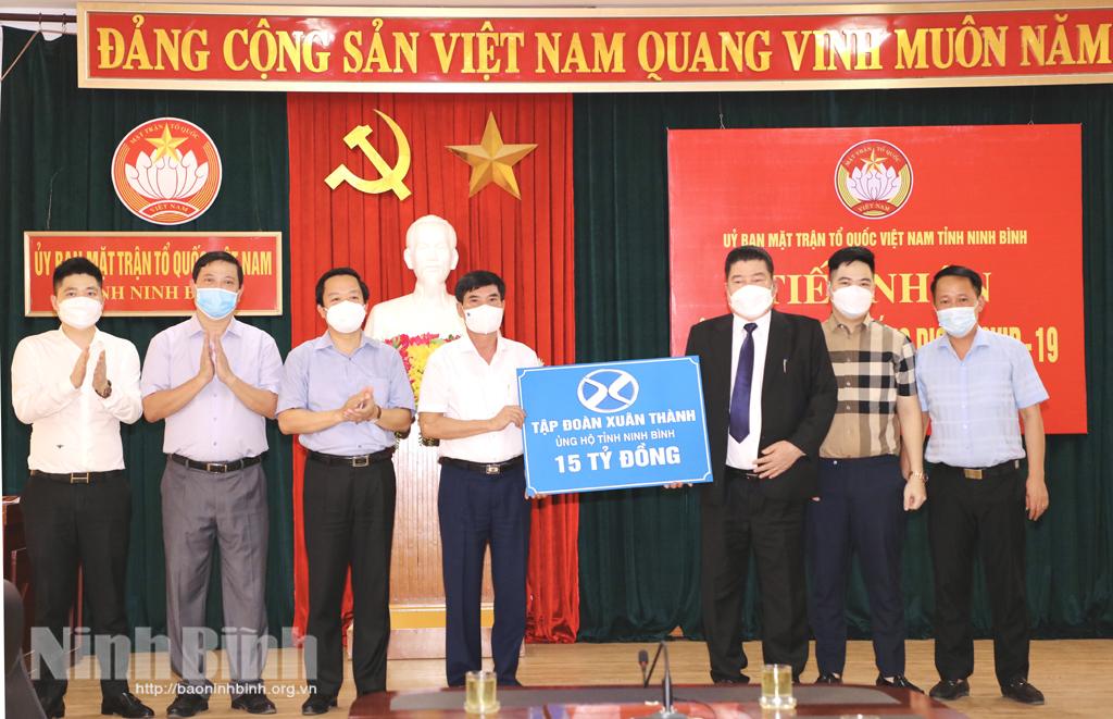 Ủy ban MTTQ Việt Nam tỉnh tiếp nhận ủng hộ phòng, chống dịch COVID-19