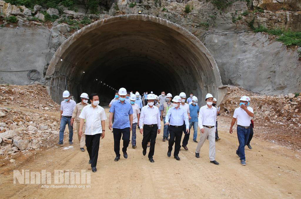 Phó Thủ tướng Chính phủ kiểm tra thực địa 2 dự án thành phần cao tốc Bắc - Nam phía Đông