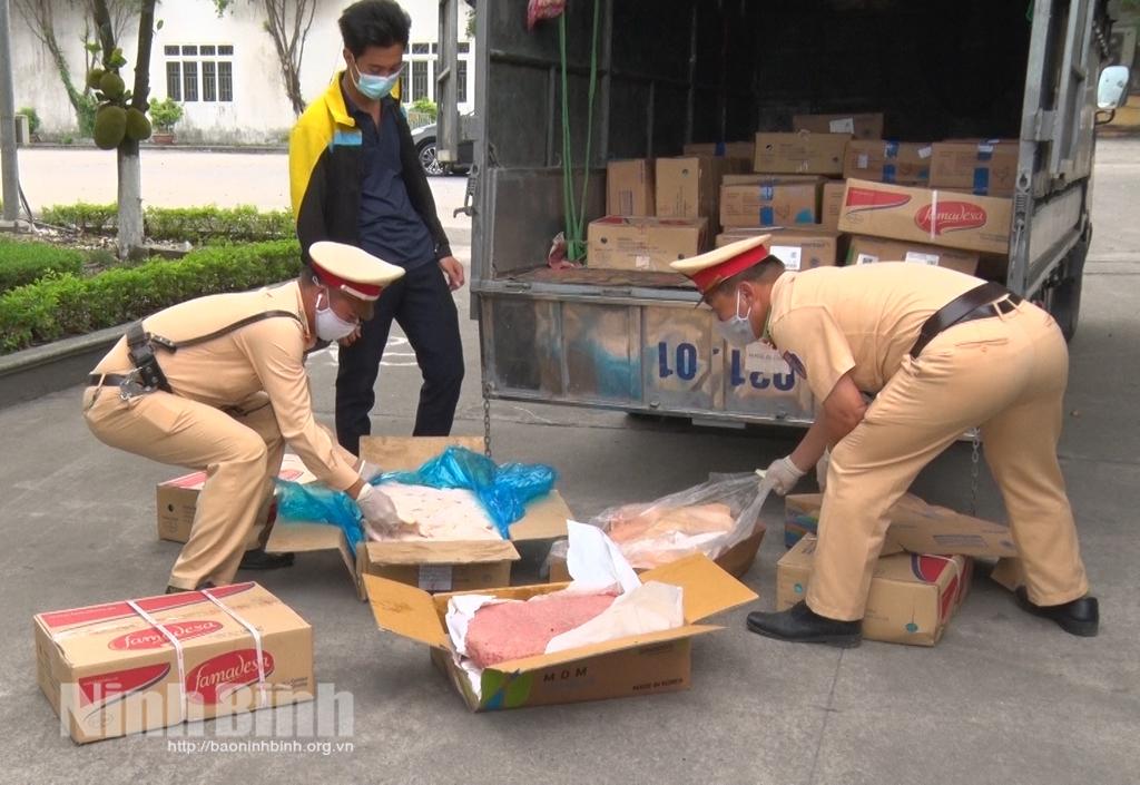 Bắt giữ 1,1 tấn thực phẩm không rõ nguồn gốc xuất xứ