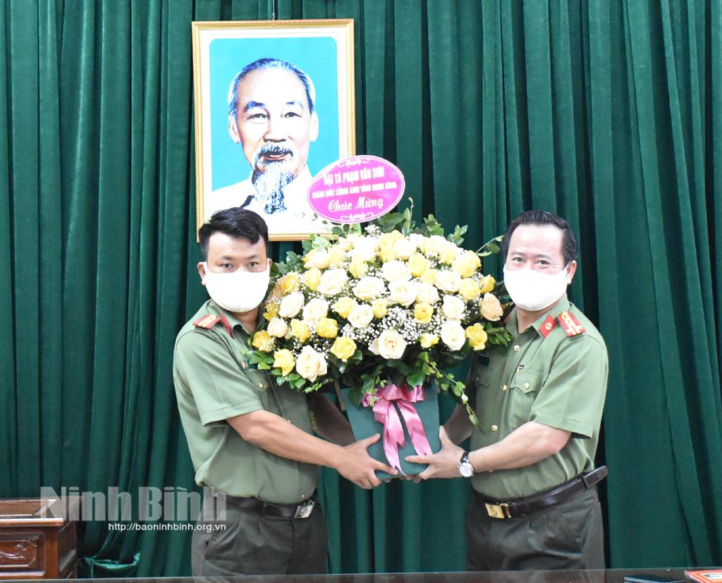 Biểu dương, khen thưởng chiến sỹ Công an cứu 2 cháu bé bị đuối nước