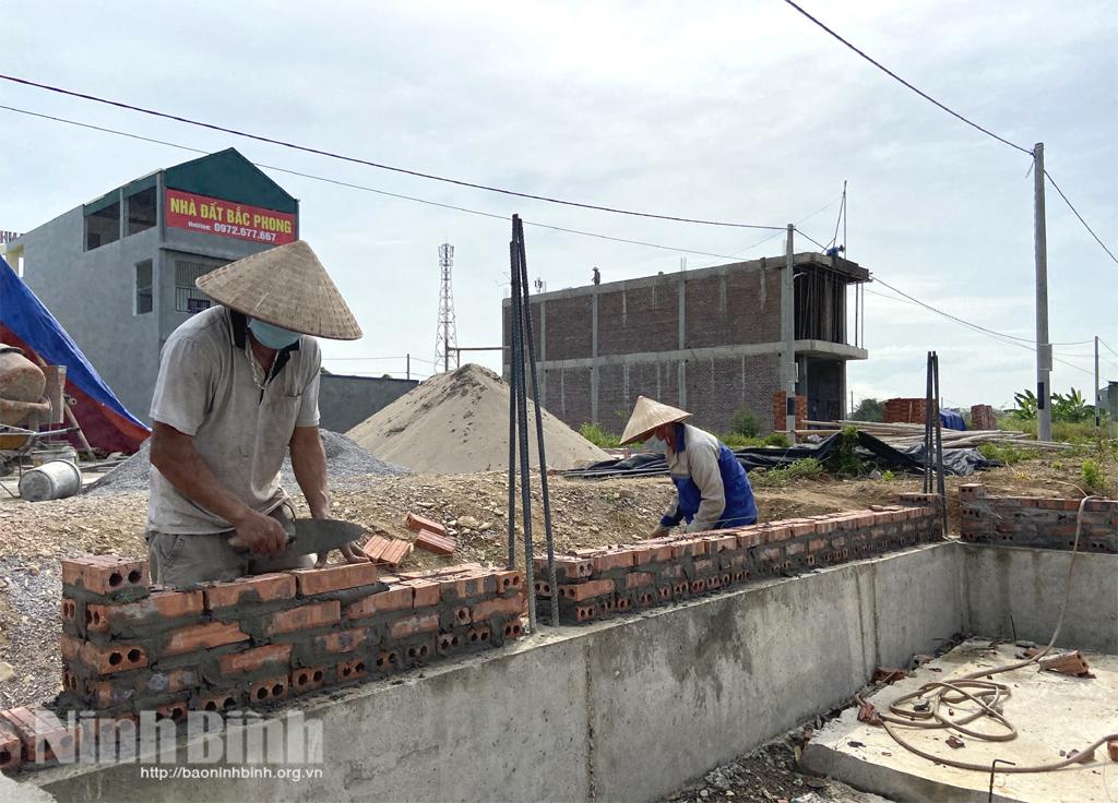 Người lao động vất vả mưu sinh do nắng nóng