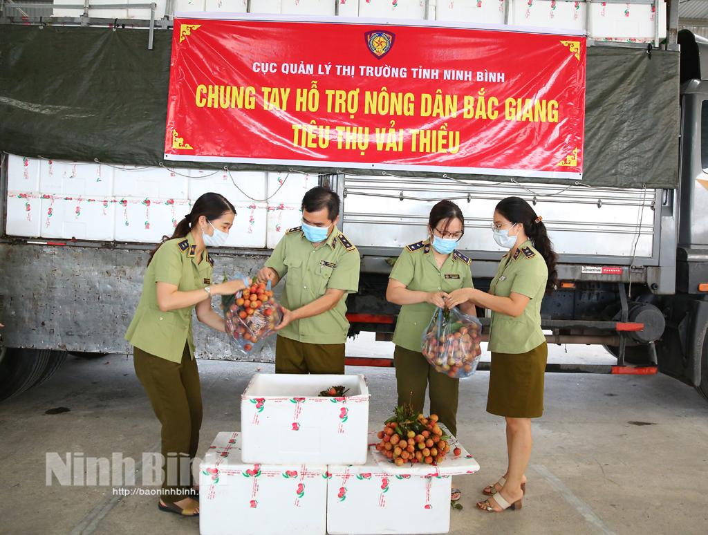 Cục Quản lý thị trường tỉnh hỗ trợ tiêu thụ 10 tấn vải thiều Bắc Giang